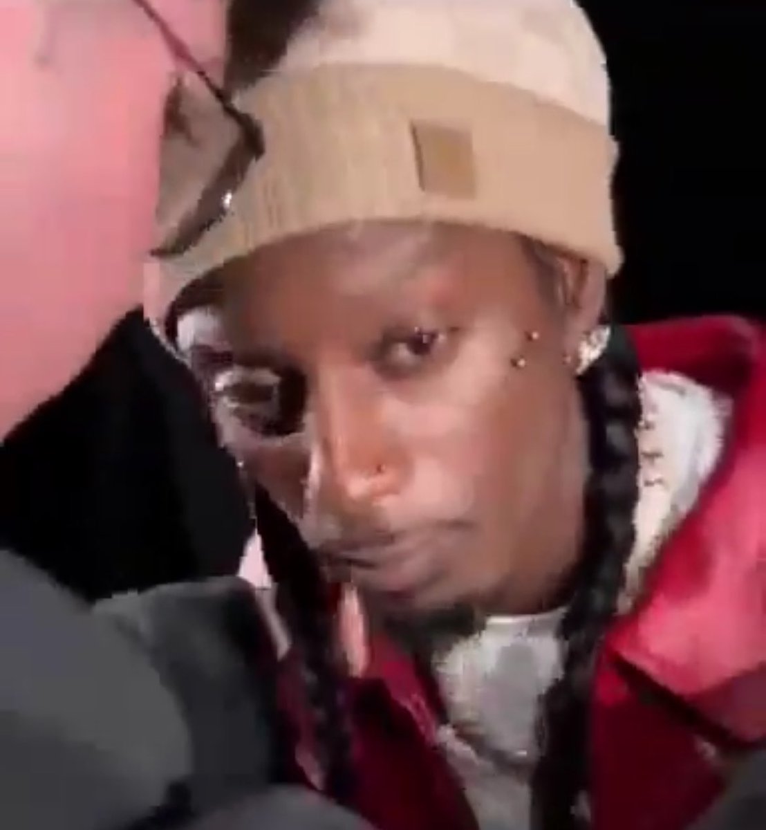 AstroMagazine_'s tweet photo. Un fan demande désespérément à Carti de drop ‘MUSIC’… 

Ce regard qui indique que la date est encore lointaine… 🥹 https://t.co/6UKT4ZQ9ju