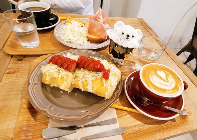 フォカッチャサンドとカフェオレとレオぬ