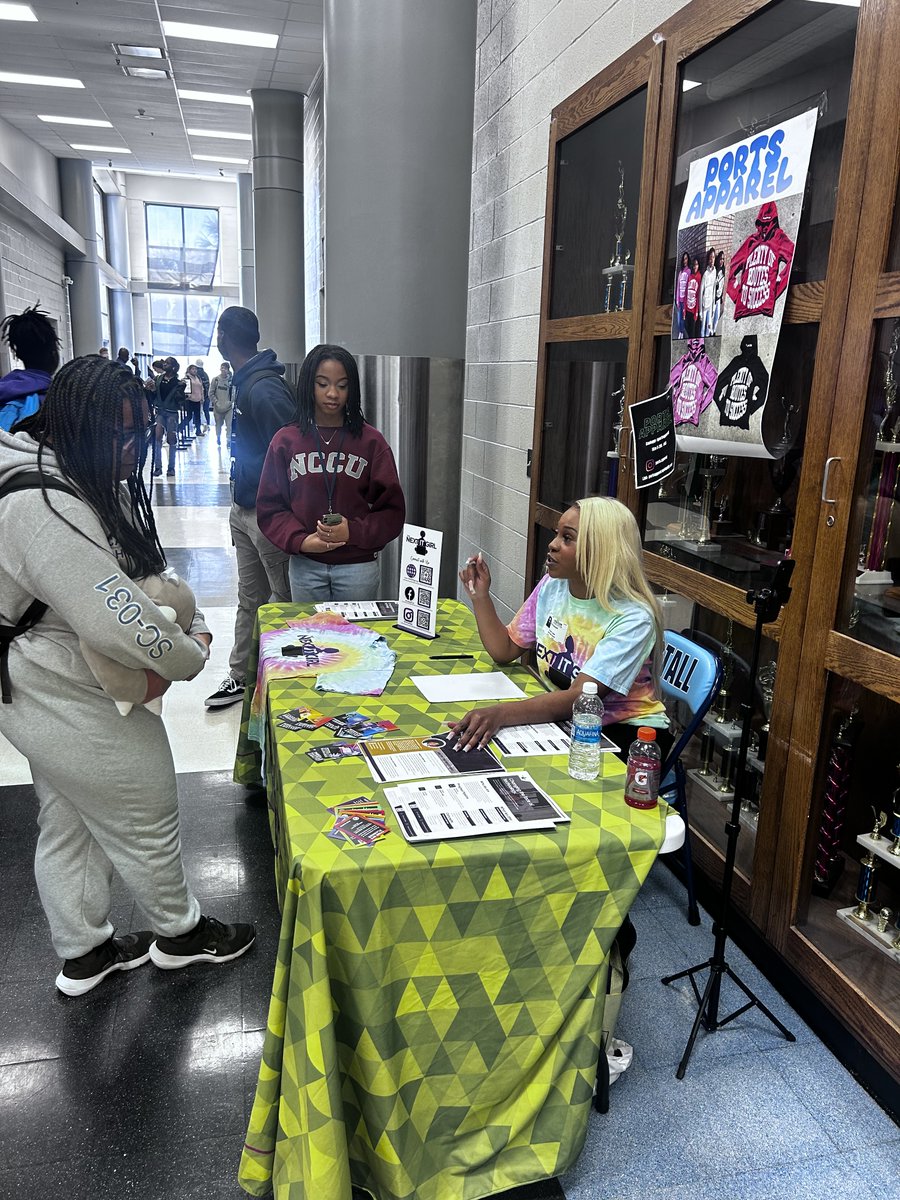 TheNextITGirl_'s tweet image. We had an amazing time today at Stall High School in Charleston, SC, as part of Introduce a Girl to Engineering Day! 💡

👩‍🔬 Our pop-up aimed to inspire &amp;amp; empower the next gen of female engineers by introducing students to the exciting world of engineering careers.  #STEMGirls