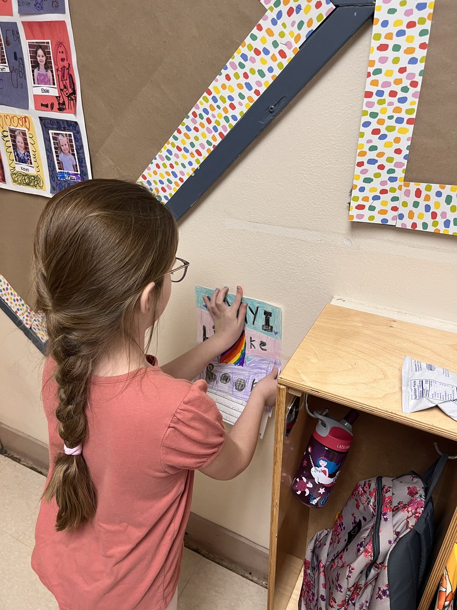 Giving our opinion writing an authentic audience! Where better to put “Why You Should Recycle” than right on the bin? And of course “Why I Love Books” belongs in the Kindergarten hallway to help beginning readers. 💕