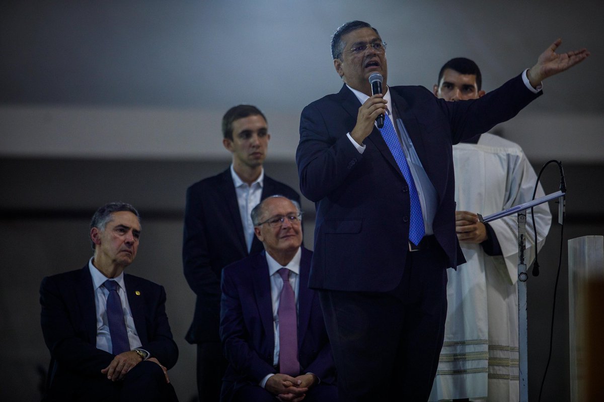 brefsc's tweet photo. Novo Ministro do STF comemora na Catedral de Brasília. Flávio Dino. @JornalOGlobo @FlavioDino https://t.co/z1GyNB2diq