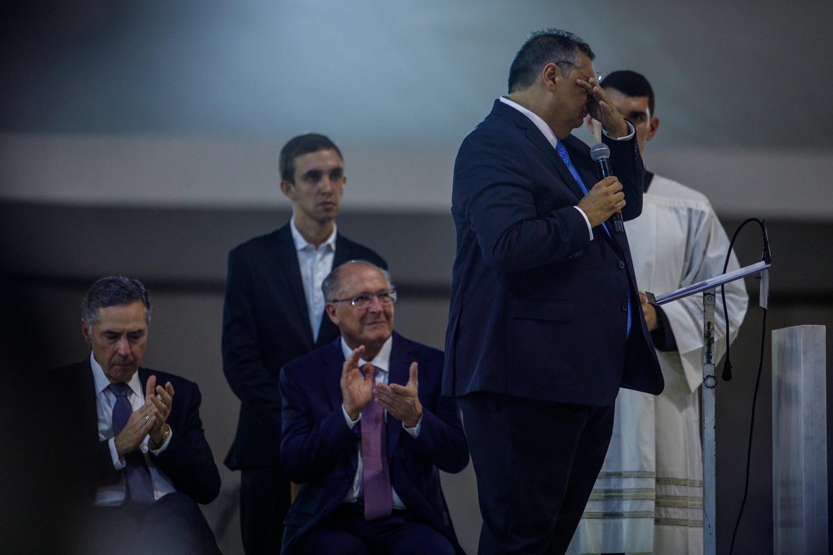 brefsc's tweet photo. Novo Ministro do STF comemora na Catedral de Brasília. Flávio Dino. @JornalOGlobo @FlavioDino https://t.co/z1GyNB2diq