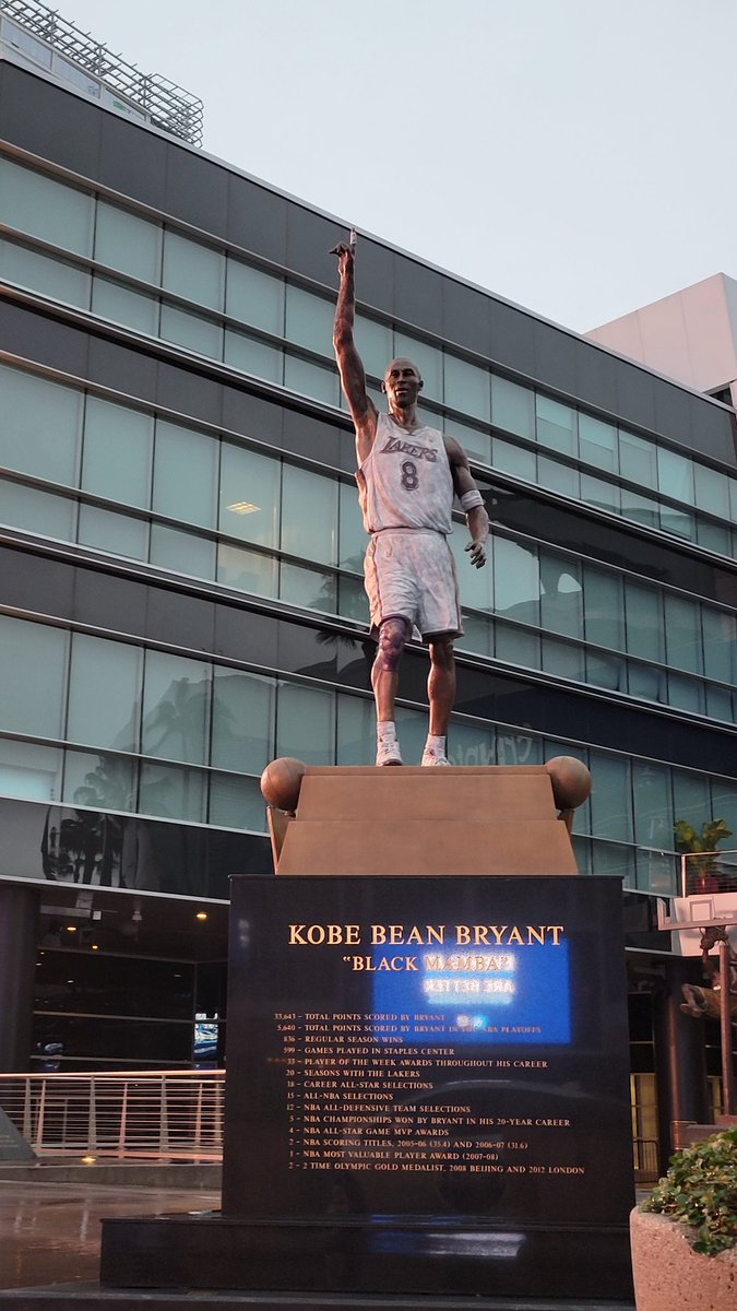 frontrowjpegs's tweet photo. A few days ago at about 630am ... no one was around. I got a few pix of Kobe statue... #kobestatue #kobebeanbryant #lakers #81points https://t.co/5xnx1jw2eV