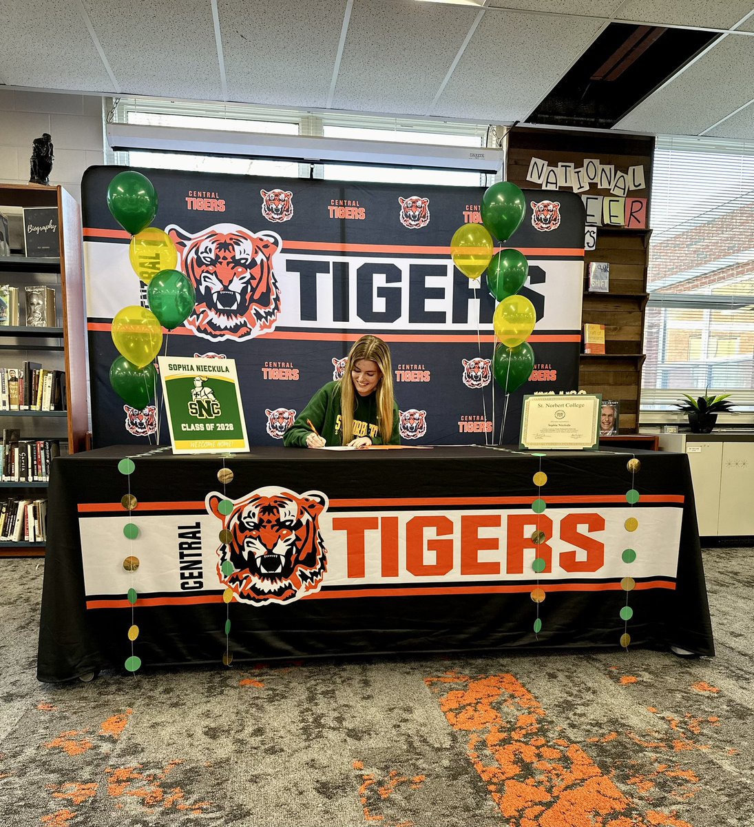 sophia_nieckula's tweet photo. Officially a green knight! ⚜️
So incredibly excited for the next four! 
Go Green Knights! https://t.co/DeGqOSNauI