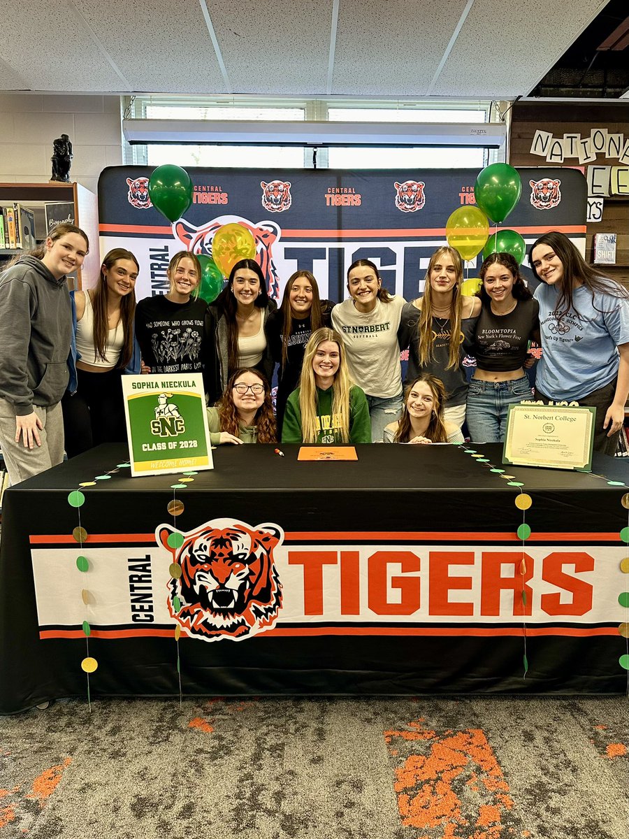 sophia_nieckula's tweet photo. Officially a green knight! ⚜️
So incredibly excited for the next four! 
Go Green Knights! https://t.co/DeGqOSNauI