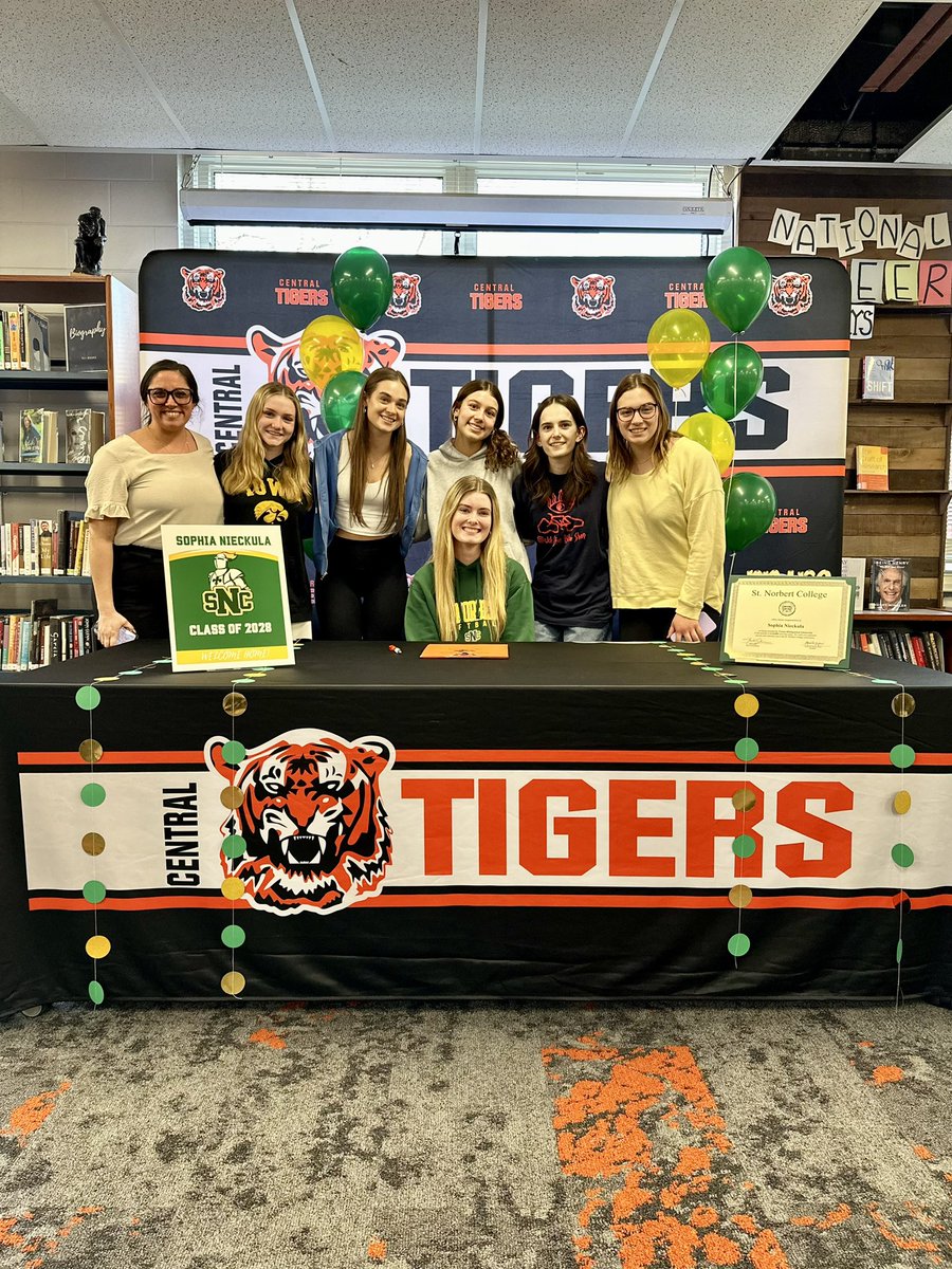 sophia_nieckula's tweet photo. Officially a green knight! ⚜️
So incredibly excited for the next four! 
Go Green Knights! https://t.co/DeGqOSNauI