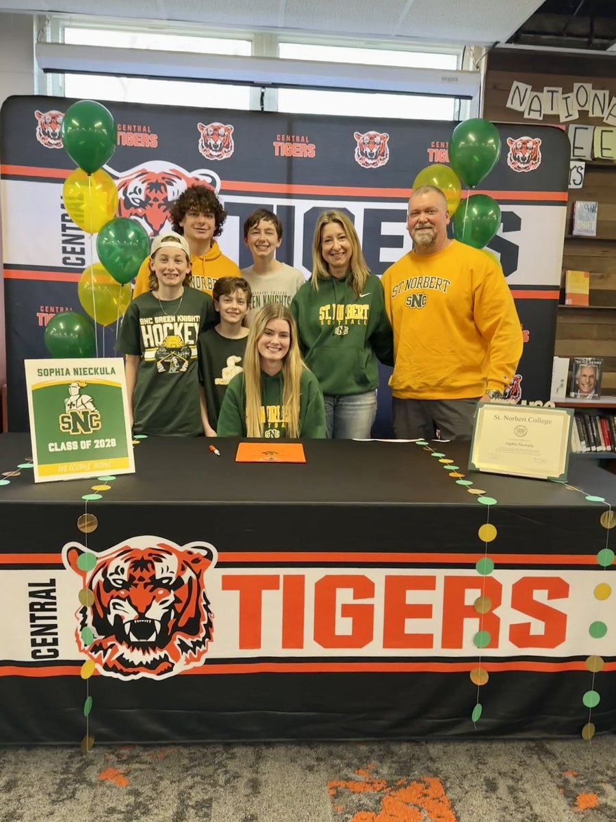 sophia_nieckula's tweet photo. Officially a green knight! ⚜️
So incredibly excited for the next four! 
Go Green Knights! https://t.co/DeGqOSNauI