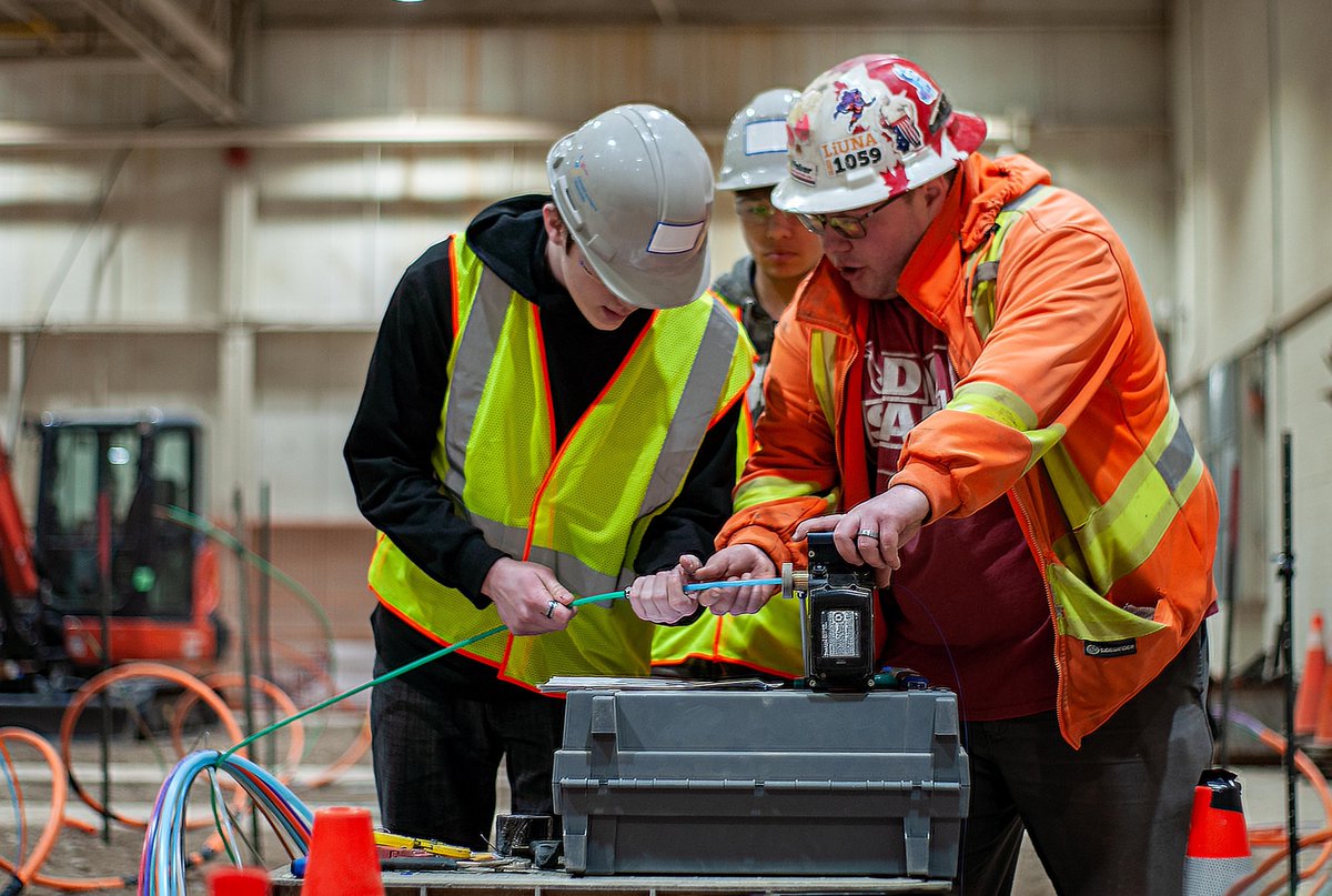 Students from Ecole Secondaire Gabriel-Dumont paid our Training Centre a visit yesterday to explore the Construction Craft Worker sectors we offer. Thanks for getting your hands dirty with us & learning about fulfilling work building our communities! #SkilledTrades #ldnont #Liuna