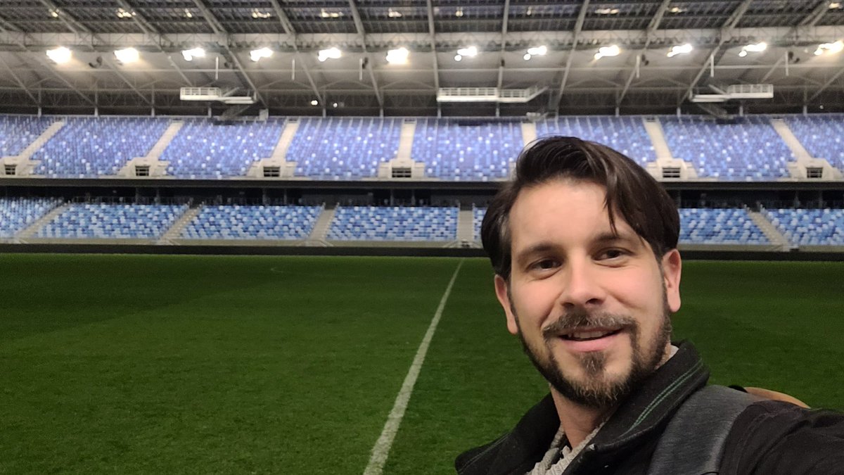 dm_1510's tweet photo. Lange Nacht @SKSlovan. Wirklich ein feines Stadion! #SLOSTU #UECL #ECL https://t.co/g6d3IEdd1e