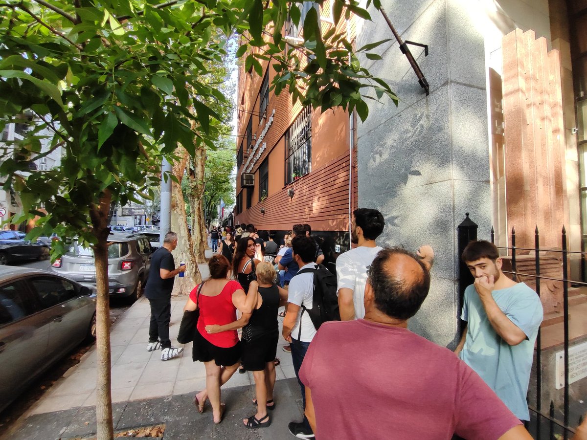 kariesca2's tweet photo. Llegamos a la cola 17.30 . Habian 30 personas. Tranquilamente podian atenderlas hasta las 19 hs . Pero eligen el destrato y la agresion https://t.co/MqEZVGMu0l
