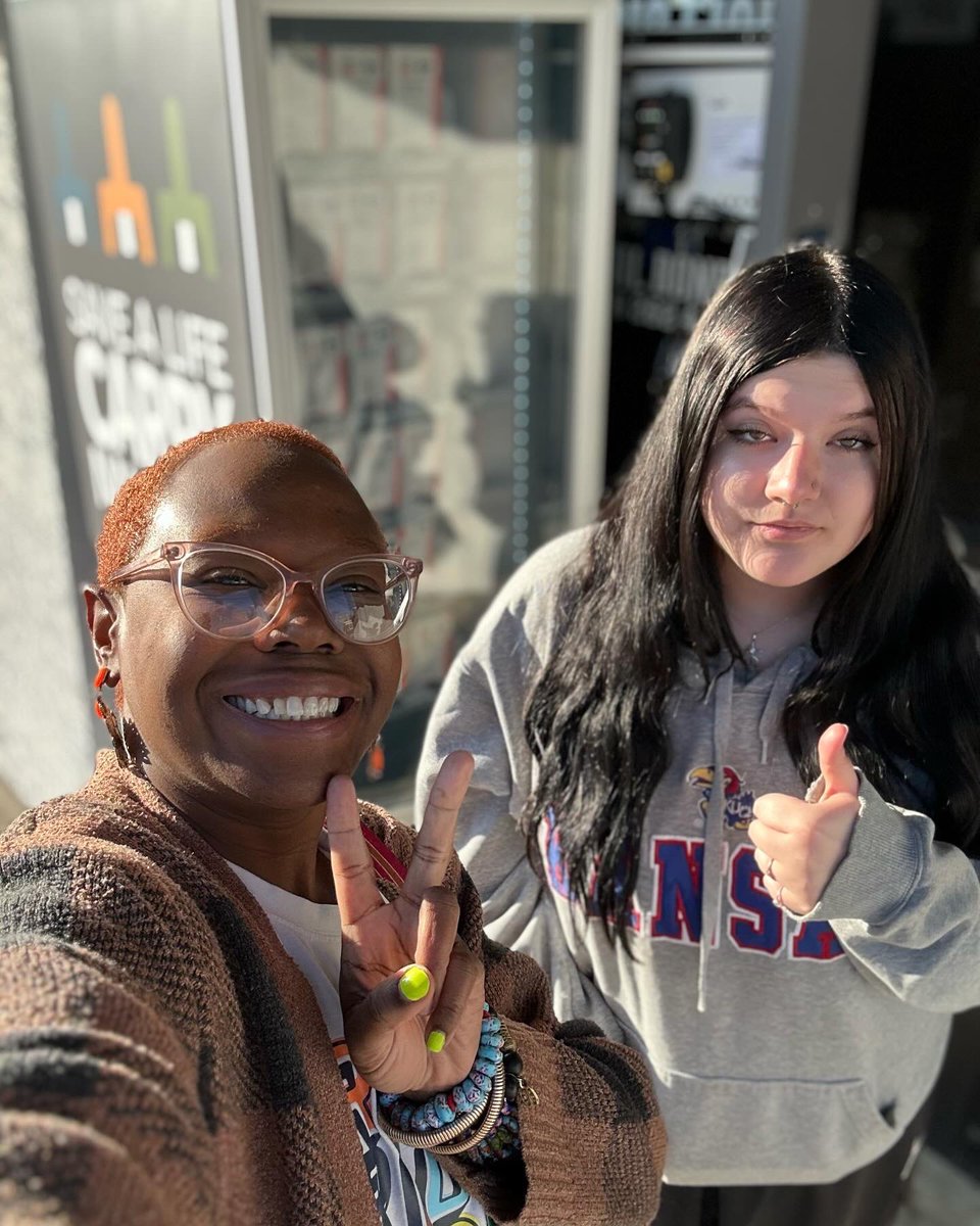 SafeStreets316's tweet image. 🎀✂️ Happy Vending Machine Day! Free naloxone is available 24/7 at 705 N. Broadway. Spread the word! Don't forget to carry naloxone to save a life. #harmreductionworks #ksleg