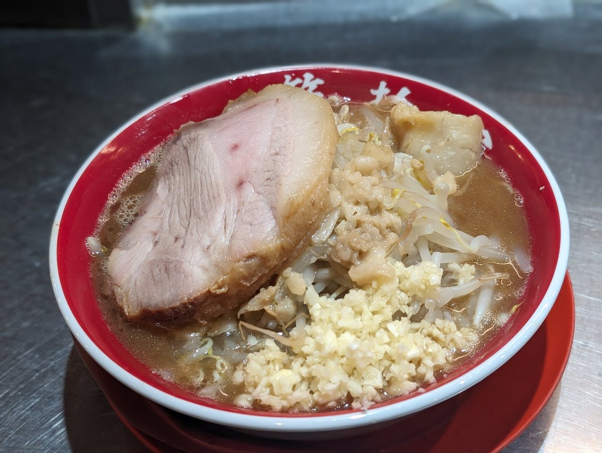 minowayamaru's tweet photo. 『まるじろうの爆誕秘話』
毎日考えている箕輪家のスープを更にうまくすること。僕の狙いは肉出汁のキーワード。そこで、1年前から構想のあった箕輪家『まるじろう』を唐突に思い出して、箕輪家のお客さんに相談した。背脂、腕肉、バラ肉を仕込む際に必要な肉汁を使う二郎系。肉出汁しかない。常連さんたちと僕が0から作った『まるじろう』1枚目から4枚目までが、まるじろうの成長です。本日もたくさん麺作ってもらったので、全力でお待ちしております。