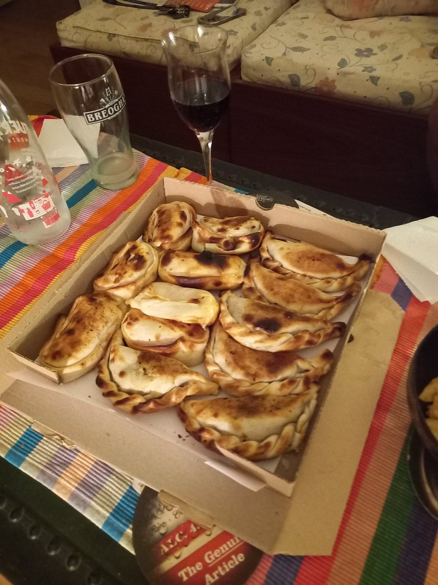 My favourite Argentine fast food (choripan is a close second), empanadas. Carne picante, jamon y queso y vino... Perfecto.. @RussellVine1981 @jwalkermobile @Gordo19571 @teej61 @WineMan147 @JT_in_LA @BradleyHorne @MikeyGio85 @BarberenaRamiro @CambWineBlogger @MichaelsCoDub