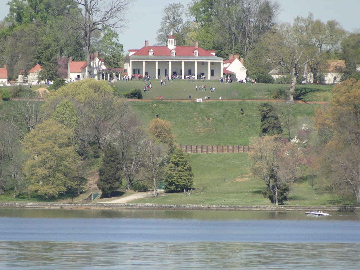 It's the birthday of George Washington.  This is Mount Vernon, as seen from the Potomac.  #GeorgeWashington #Presidents #MountVernon