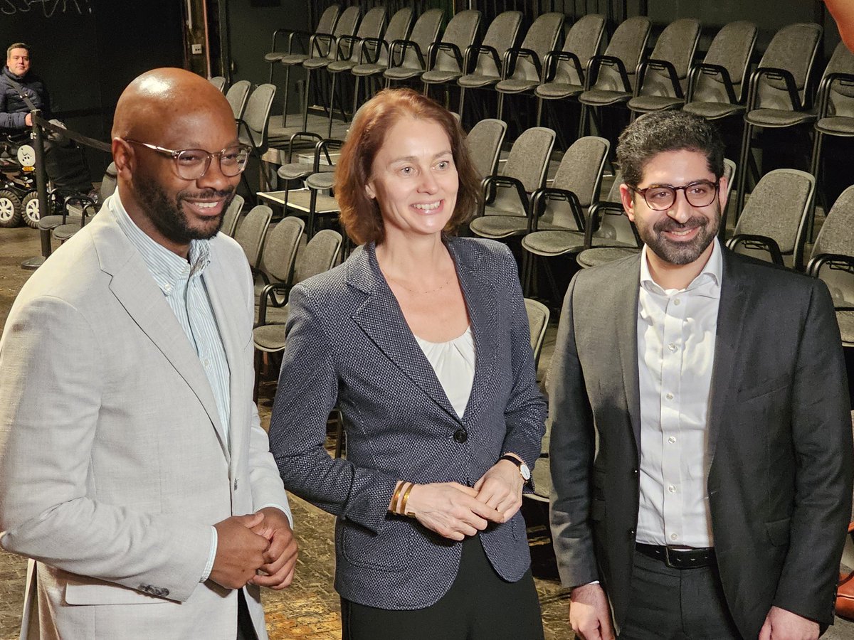 AjpmNews's tweet photo. Der #politische #Aschermittwoch der #Frankfurter #SPD fand im #Theater #Willy #Praml mit der Gastrednerin @katarinabarley, der #Vizepräsidentin des #EU Parlaments statt. Ehrungen, Vorstellung der #EU-#Wahlkandidaten und Reden zur #Stadtpolitik rundeten das Programm ab. https://t.co/qmmaEcD2qG