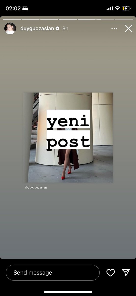 kaplanbilge's tweet photo. Duygu Özaslan özentiliği diye bi şey varmış cidden. Spontan yabancı influencer tercumesi 😂 ilk foto neginmirsaheli, 2. Foto duyguozaslan. 3. Foto negin 4 duygu… https://t.co/JaFLQtUZ75