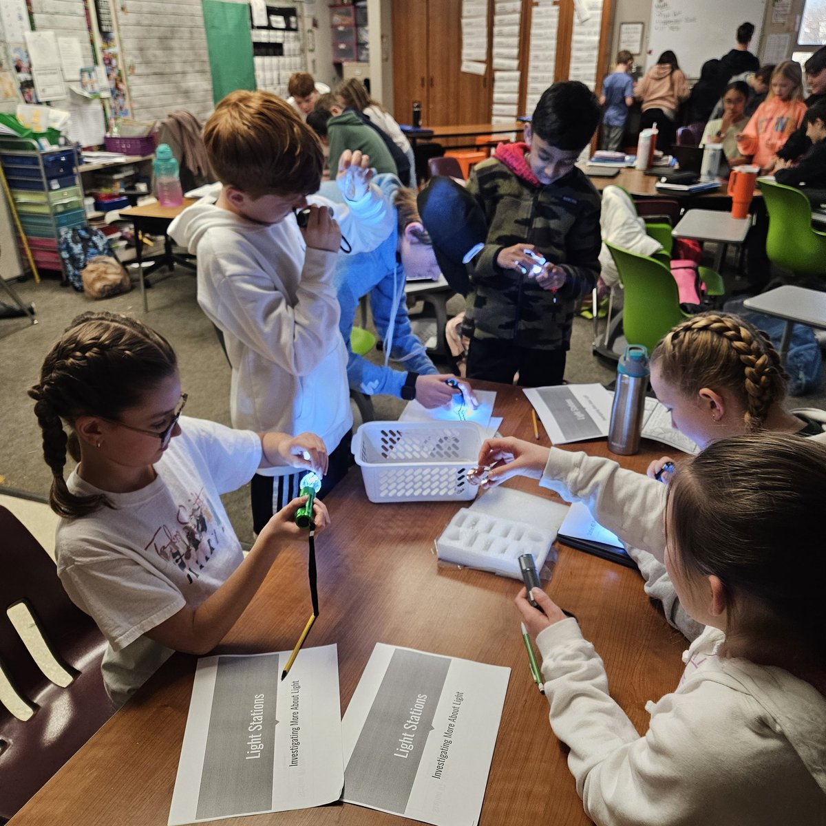 SarahThrush1's tweet photo. Light Stations! #lightenergy #exploringthebehavioroflight #bettertogether #5thgraderocks https://t.co/wj9hcSi46z