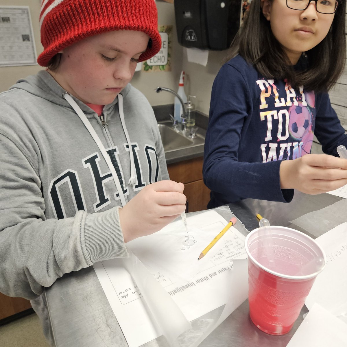 SarahThrush1's tweet photo. Light Stations! #lightenergy #exploringthebehavioroflight #bettertogether #5thgraderocks https://t.co/wj9hcSi46z