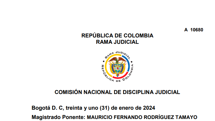 JurisprudenCol's tweet photo. La incompatibilidad en los abogados de ejercer de manera independiente liberal la profesión, y a la vez ostentar cargos públicos / error de prohibición y el error de tipo

En este punto, resulta pertinente citar lo expuesto por la Corte Constitucional Para la Sala, el artículo 19 de la Ley 1123 de 2007 está planteando que todos los abogados que cumplan con la misión de asesorar, patrocinar y asistir a las personas naturales o jurídicas, tanto de derecho privado como de derecho público son sujetos pasibles de este estatuto. El inciso segundo aclara que se entienden incluidos en dicho régimen los abogados que tengan una relación subjetiva con el Estado como servidores públicos o particulares en ejercicio de una función administrativa en lo que hace al ejercicio de su profesión, es decir, cuando el objeto de la vinculación con el Estado sea, precisamente, el de asesorar, patrocinar y asistir a una entidad estatal en el desarrollo de la función asignada.

Aclaración que se hace necesaria, en la medida en que en las entidades públicas vinculan como servidores a abogados para que, en desarrollo de ese vínculo con el Estado, ejerzan a plenitud la profesión, prestando su asesoría y representando al ente en procesos judiciales o ante terceros. https://t.co/madBKlNPAu. Los directores jurídicos de las entidades públicas u otros empleados que tienen entre sus funciones la representación o reciben poder para tal efecto, piénsese en las conciliaciones y arreglos directos por señalar unos pocos ejemplos.

Lo que explica por qué la Ley 1123 también establece en el artículo 29, numeral 1, que los servidores públicos y mientras dure su vinculación no podrán ejercer la profesión, salvo cuando deban hacerlo en función de su cargo o cuando el respectivo contrato se los permita, disposición que fue declarada exequible en la sentencia C-819 de 2010 con fundamento en lo señalado en la sentencia C-658 de 1996, según la cual:

“…el literal señala que la prohibición no se aplica cuando el empleado oficial deba litigar en función de su cargo, lo cual es lógico, pues sería absurdo que la ley impidiera el ejercicio profesional de quien está obligado a hacerlo precisamente en cumplimiento de las funciones públicas que le han sido conferidas. Igualmente, la norma indica que la incompatibilidad no se aplica, en el caso de los trabajadores oficiales, si el respectivo contrato así lo permite, posibilidad que la Corte encuentra razonable, pues en determinados casos la propia administración, al suscribir el respectivo contrato, y teniendo en cuenta la dedicación del trabajador y las especificidades de la labor desempeñada, puede considerar innecesaria la imposición de la presente incompatibilidad.

Además, en tales eventos, el literal agrega que "en ningún caso los abogados a contrato podrán litigar contra la Nación, el departamento o el municipio, según la esfera administrativa a que pertenezca la entidad o establecimiento al presten sus servicios, excepto en causa propia y los abogados de pobres en las actuaciones que deban adelantar en ejercicio de sus funciones", precisión importante pues evita obvios conflictos de intereses que se podrían suscitar”

En criterio de la Sala, el inciso acusado sólo tiene una interpretación plausible: los abogados que en su condición de servidores o particulares que ejerzan función pública deban ejercer la profesión, quedan sujetos a las regulaciones del Código Disciplinario del Abogado por las faltas que lleguen a cometer en su ejercicio, sin que ello excluya la competencia de los órganos disciplinarios encargados de velar por el correcto ejercicio de la función pública. En consecuencia, éstos serán responsables ante i) la Procuraduría General de la Nación o la oficina de control interno disciplinario, según sea el caso, en su condición de servidores o particulares que ejercen función pública en los términos de la Ley 734 de 2002, por la violación de sus deberes funcionales y ii) los consejos seccional o superior de la Judicatura, por la violación de la normativa que rige la profesión de abogado, Ley 1123 de 2007.

En ese sentido, por regla general habrá incompatibilidad expresa para ejercer la profesión de abogado32 y desempeñarse al tiempo como servidor público. Ahora bien, es claro que se exceptúan los servidores públicos que precisamente ejercen sus funciones al interior de un ente de naturaleza pública, realizando actividades propiamente jurídicas de asesoría y/o representación de dicha entidad, lo cual resulta desde luego absolutamente válido. La incompatibilidad puesta de presente radica, entonces, en la imposibilidad de actuar como servidor público y de manera paralela aceptar y llevar a cabo encargos profesionales que impliquen el ejercicio independiente de la profesión de abogado.

En reciente decisión la CNDJ también se pronunció sobre la incompatibilidad que existe entre el ejercicio independiente de la profesión de abogado y el ejercicio de funciones como servidor público. Al respecto se dijo: Lo establecido en el numeral 1º del Articulo 29 ibidem, representa la regla general, y tiene como destinatarios a los servidores públicos, pues independientemente de la labor que haya desempeñado el togado al interior de la entidad, lo incontrovertible es que éste se encontraba inhabilitado para ejercer la profesión de abogado, porque precisamente esa regla general consiste, en que a los servidores públicos no se les permite el ejercicio profesional de la abogacía, pues el objetivo de la norma es asegurar, la dedicación exclusiva del funcionario al servicios de la función pública, lo cual se acompasa con lo descrito en el numeral 12 del artículo 38 del CGD, que describe como deber de todo servidor público “.Dedicar la totalidad del tiempo reglamentario de trabajo al desempeño de las funciones encomendadas, salvo las excepciones legales.”

Sobre el ejercicio profesional del abogado, la Comisión Nacional de Disciplina Judicial se encargó de precisar en cuáles escenarios el abogado se encuentra ejerciendo su profesión, en los siguientes términos: En sentencia C-290 de 2008, el juez constitucional señaló que el abogado ejerce «su profesión principalmente en dos escenarios: (i) por fuera del proceso, a través de la consulta y asesoría a particulares, y (ii) al interior del proceso, en la representación legal de las personas naturales o jurídicas que acuden a la administración de justicia para resolver sus controversias» . En consonancia con el proveído mencionado, la Comisión Nacional de Disciplina Judicial ha venido sosteniendo que, para exigir el cumplimiento de deberes profesionales a un abogado, debe mediar un contrato de mandato, de trabajo, de prestación de servicios, una relación legal o reglamentaria, o en su defecto, un solo acto de apoderamiento.

En ese orden de ideas, para determinar si el actuar de un abogado puede ser reprochado disciplinariamente la Comisión Nacional de Disciplina Judicial ha establecido, al amparo del artículo 26 superior y en armonía con el artículo 19 de la Ley 1123 de 2007, la necesidad de practicar un test de verificación que implica la comprobación de tres presupuestos.

De lo expuesto, al amparo del artículo 26 superior y en armonía con el artículo 19 de la Ley 1123 de 2007, nótese que lo fundamental para determinar si el actuar de un abogado puede ser reprochado disciplinariamente […] [se] requiere la comprobación de los siguientes presupuestos: (i) si existe un vínculo entre el abogado y su cliente o prohijado al momento de la ocurrencia del hecho, es decir, a partir de una relación legal, reglamentaria, contractual y/o la existencia de un acto de apoderamiento; (ii) si la conducta cometida está relacionada con la gestión profesional encomendada; y (iii) si los hechos jurídicamente relevantes guardan correspondencia con la consulta, asesoría o representación legal de una persona natural o jurídica, que puede ser intra o extra juicio.

En este caso la causal eximente de responsabilidad consistente en el «error de prohibición», es preciso indicar que dicha figura encuentra su fundamento en numeral 11 del artículo 32 de la Ley 599 del 2000, y resulta propia del derecho penal, equívoco en la presentación del recurso que no obsta para que se aborde el punto de apelación, atendiendo que la Ley 1123 de 2007 regula el error como causal de exclusión de responsabilidad, específicamente en el numeral 6 del artículo 22 ibidem

Así, la jurisprudencia y la doctrina han clasificado el error en materia penal en dos clases, de un lado se tiene el error de tipo, veamos: De una parte, el error de tipo contemplado en el numeral 10º del artículo 32 del Código Penal se configura cuando el agente de manera equivocada se representa la realidad, desconoce alguno o todos los elementos del tipo, y como ese falso conocimiento o falta del mismo conduce a excluir el dolo, por consiguiente, se debe tener el comportamiento como atípico, a menos que esté legalmente prevista la forma conductual culposa.

De otro lado, se encuentra el error de prohibición, sobre el cual se ha dicho lo siguiente: El error de prohibición difiere del error de tipo en que la gente conoce la ilicitud de su comportamiento pero erradamente asume que el mismo le está permitido y que por lo tanto lo excluye de responsabilidad penal. En otras palabras, supone que hay unas condiciones mínimas pero serias que en alguna medida hagan razonable la inferencia subjetiva que equivocadamente se valora. Luego en el error de prohibición la falla en el conocimiento de la gente no reside en los elementos estructuradles del modelo de conducta prohibida por la ley, las cuales conoce, sino en la asunción que tiene acerca de su permisibilidad.

Por su parte, para referirse al error como eximente de la responsabilidad en materia disciplinaria, observemos el contenido del numeral 6 del artículo 22 de la Ley 1123 de 2007: ARTÍCULO 22. CAUSALES DE EXCLUSIÓN DE LA RESPONSABILIDAD DISCIPLINARIA. No habrá lugar a responsabilidad disciplinaria cuando: […] 6. Se obre con la convicción errada e invencible de que su conducta no constituye falta disciplinaria.

La citada norma no hace ninguna clasificación entre errores de hecho o de derecho; tampoco dice qué sucede si el error tiene carácter vencible; mucho menos enseña cómo debe resolverse un asunto cuando se demuestre la presencia de un error de hecho invencible; esto es, si debe considerarse atípica la conducta o si debe admitirse la realización de una falta inculpable. 

Portal de actualización Jurisprudencial. Solicita tu suscripción aquí 👉 https://t.co/LAQoZz9cUI