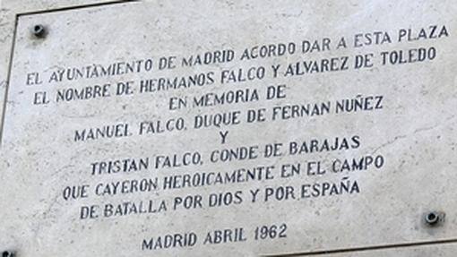 A las 22:00 h. llega"Voces de los barrios" con la primera mitad del debate sobre la retirada de símbolos franquistas de una iglesia y de la Plaza Mayor del distrito. Y noticias de Hortaleza y San Blas-Canillejas. 107.5 FM (norte de Madrid ciudad) y radioenlace.org.