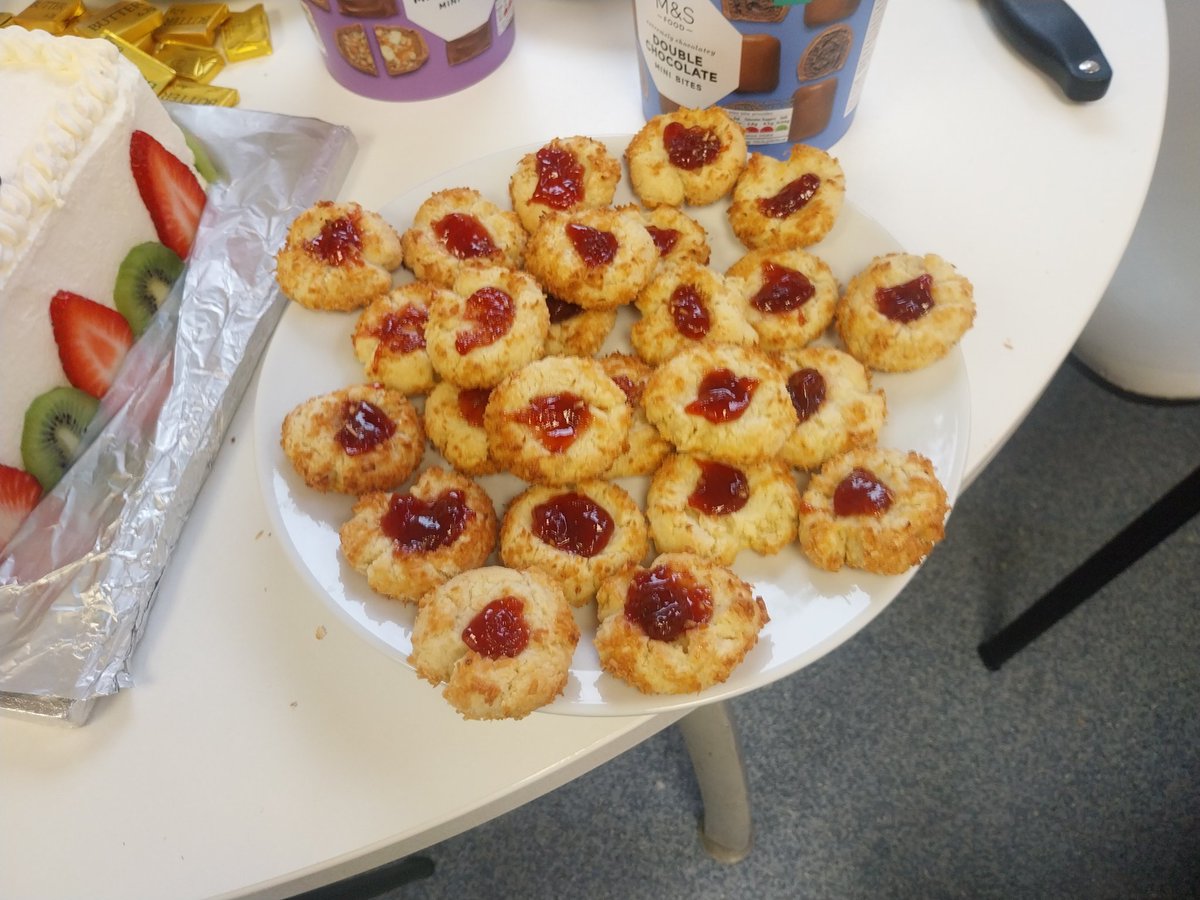 heidi_ed's tweet photo. Bitter sweet #TeaAt3 @WhitHealth ED today, as we said farewell to our PEM consultant,Dr Erum Jamall.
We had treacle wheaten bread,a masala chai tea loaf (@PhilKhoury ) ,coconut biscuits, and #VictoriaSponge baked by my #PartnerInCake Dr Elisha Staun which was a thing of beauty https://t.co/EHjPDqgSqR