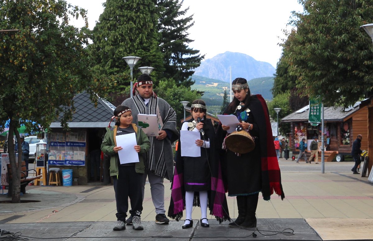 DPRAysen's tweet photo. 🟡Hasta este sábado puedes visitar la XII Feria de Artesanía Regional Mapuche, organizada por la Asociación Marimán, con 40 stand que realzan expresiones de la cultura tradicional mapuche en el Paseo Horn #Coyhaique. 
Delegado @rodalearaya en la Feria junto a Ñizol Elsa Canuman. https://t.co/ao6MwPGEMH