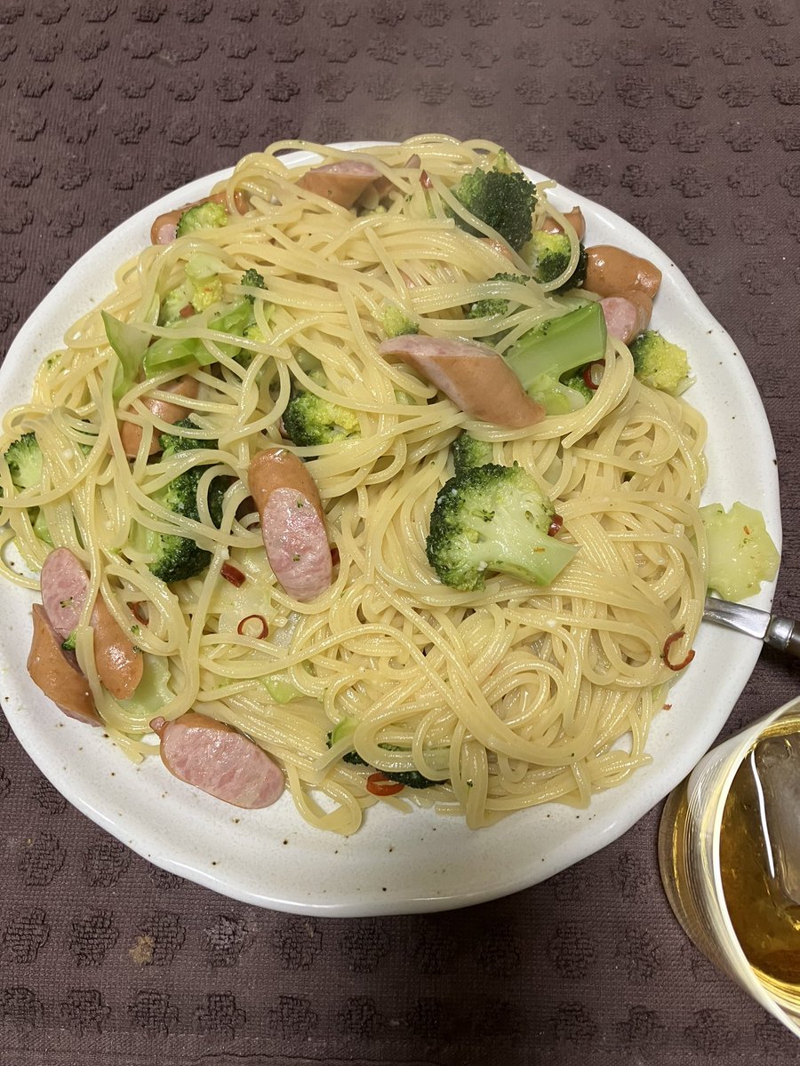 Lowganfreeman's tweet photo. ブロッコリーとソーセージのパスタ
作りすぎた。
ジョニ黒の水割りでいただきます。 https://t.co/KmAypIYzk7