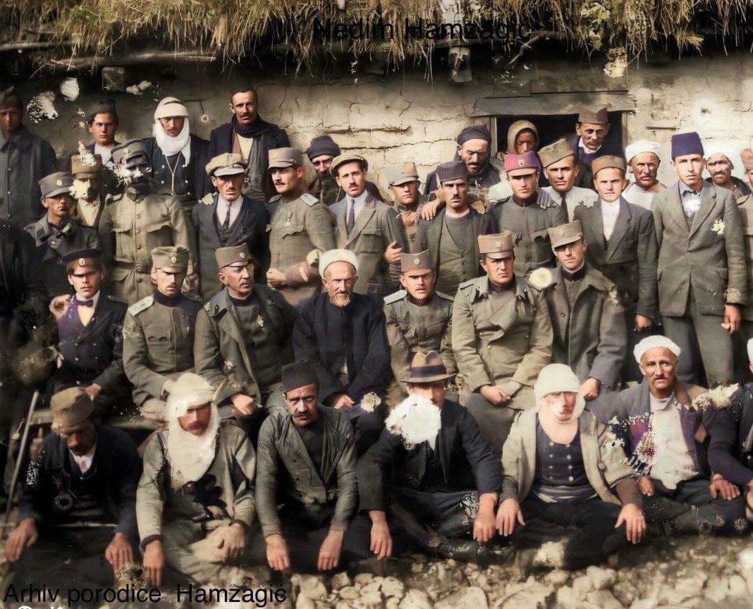 turkcedusunuyor's tweet photo. 94 yıllık bir fotoğraf, tarihi bir belge.
Sancak, Tutin şehrinde 1930'da çekilen fotoğraf; resimde Tutin Müftüsü Şerif Efendi Hamzagić'in katıldığı bir toplantı görülüyor. Hamzagić, Vehbo Hamzagić, Peštera sakinleri, jandarmalar ve askerlerle birlikte. https://t.co/n1DqwwmaJ6