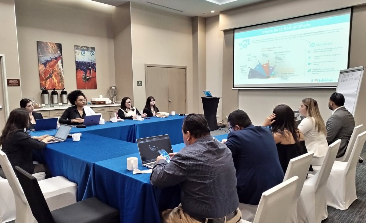 SGSISCA_SICA's tweet photo. En dicho espacio, la @Sedesolhn socializó los esfuerzos que realizan en la implementación de las estrategias de la Red Solidaria, el Gabinete Social, el Observatorio de Desarrollo Social a través del #ROPI y el #SIAMIR; y el Sistema de Monitoreo Programático (SIMOP). https://t.co/sUbreZEbnU