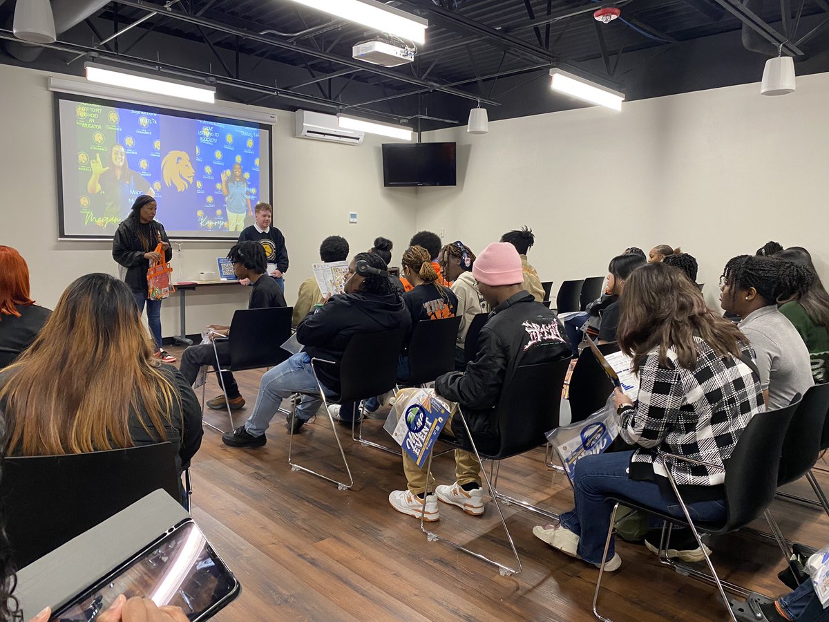 bevlovinglife's tweet photo. Pics with my Junior class at Texas A&M Commerce!! Ms Stinson and Whatley helped me so there would be 3 groups!! They loved the new campus look!! #ccmr #jrclass #lhsstandingonbusiness🤦🏾♀️🧡🖤🐅 #promiseschool https://t.co/B2gRChZ3bd