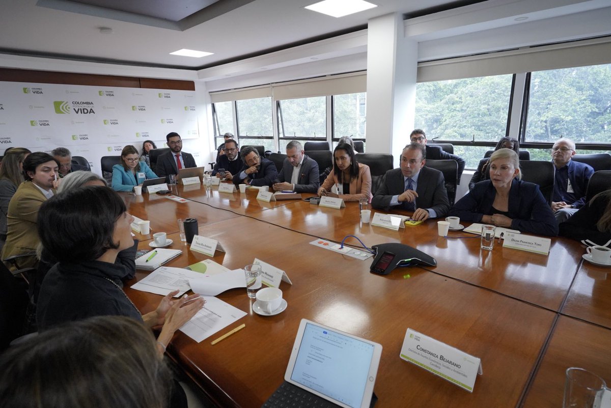 #CaliEsCOP16🌱
Desde ya estamos preparando este gran evento para Cali, el Pacífico y Colombia. 

Tuvimos el primer comité directivo con la ministra de Ambiente y Desarrollo Sostenible, <a href="/susanamuhamad/">Susana Muhamad</a>, el alcalde <a href="/alejoeder/">Alejandro Eder</a> y la gobernadora del Valle del Cauca, <a href="/DilianFrancisca/">Dilian Francisca T.</a>