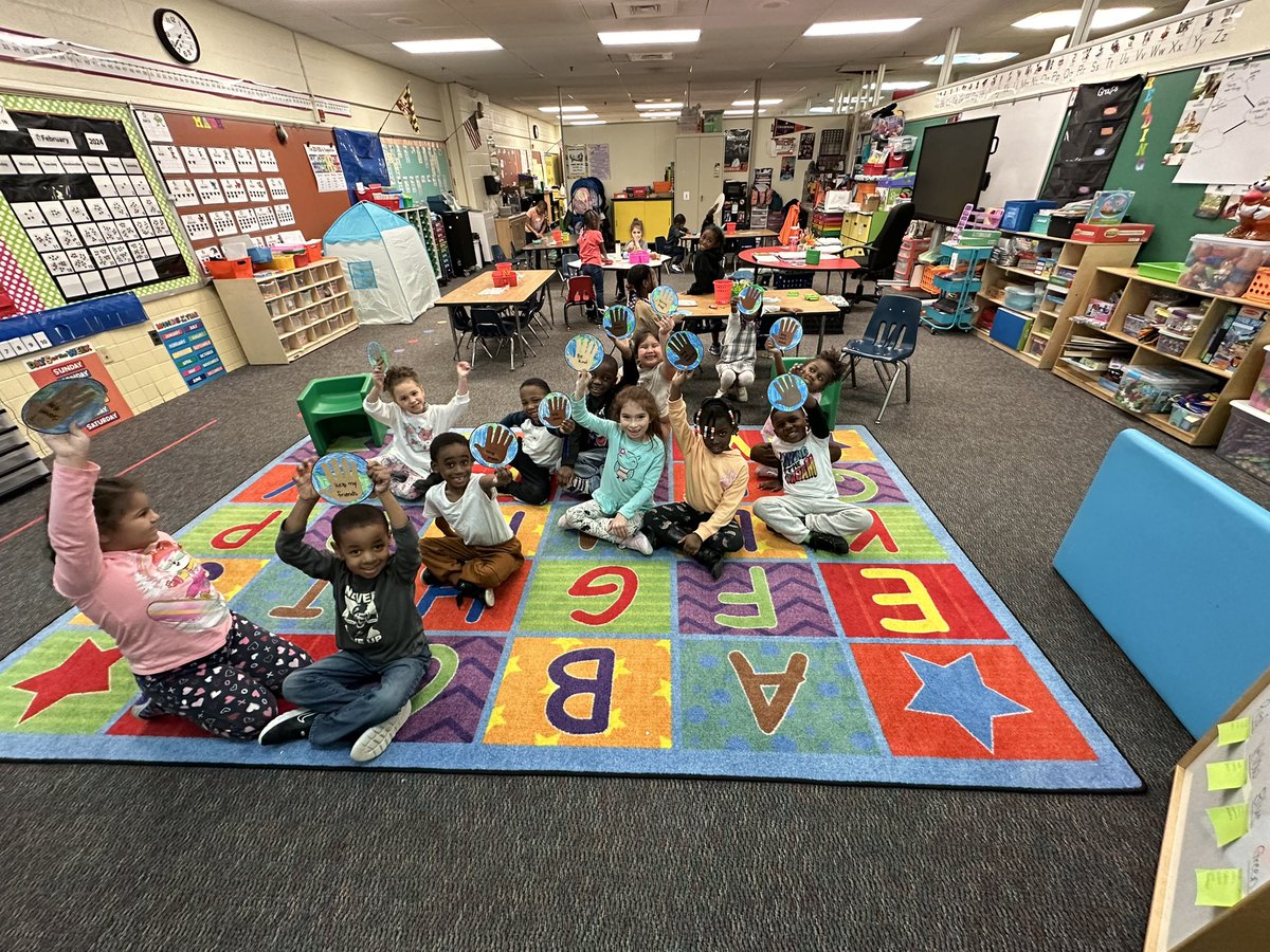 JBfan423's tweet photo. #BlackHistoryMonth  learning in Kindergarten! Last week, we were Brave Like Rosa. Today, we talked about how to help the world like Dr. King. Thank you #TargetDollarSection for the cute crafts to help solidify our learning! 🥰 @Sandalwood_BCPS https://t.co/5Y3FfLOeZc
