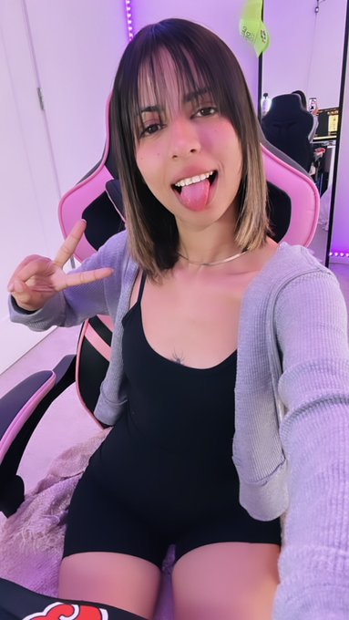 Hola.!!! Estoy prendiendo mis primer Stream en ratos🫢 si quieres acompa&ntilde;arme P&iacute;cale al Link 👇🏻🤭💜  https://t