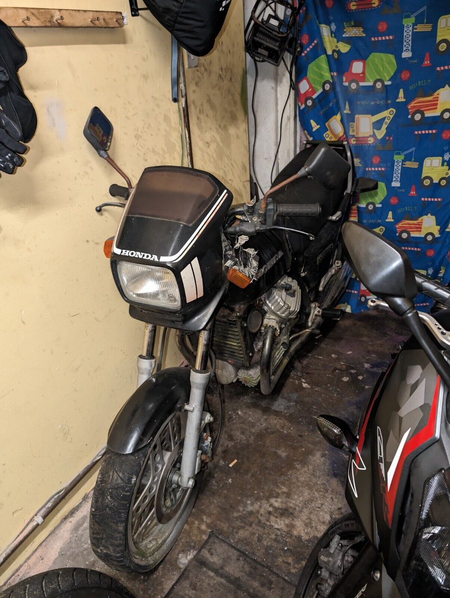 BarnFindsUK's tweet photo. Ad: Honda CX500ES - "bike was put away 9 years ago due to a leaking fork seal"
On eBay here -->> https://t.co/0QsVabAANE
#HondaCX500ES #MotorcycleRestoration #ClassicMotorcycle #BikeProject #MotorcycleGarage #BikeRestoration https://t.co/qAFsNRL2v5