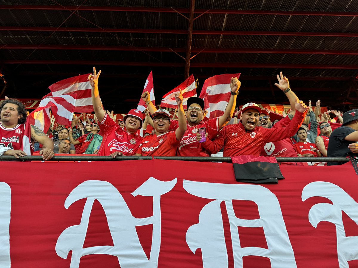 MAULPZB's tweet photo. Valió la pena el viaje a Costa Rica solo por esta foto!! Siempre te voy a alentar rojo de mi vida. #Toluca #DiablosTwitteros #DiablosTuiteros https://t.co/slC9D1QGD5