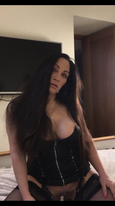 Happy wet dreams to you all 😈😘 https://t.co/TgPm7v3ezF