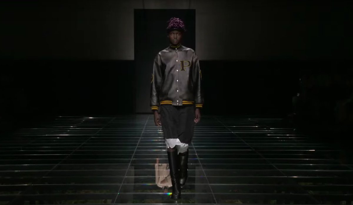 @emptyset_ 's 'plane' and @Aho_Ssan's 'Intro' in Miuccia Prada & Raf Simons present @Prada FW24 Womenswear Collection. Full video: youtube.com/watch?v=N9jTwN…