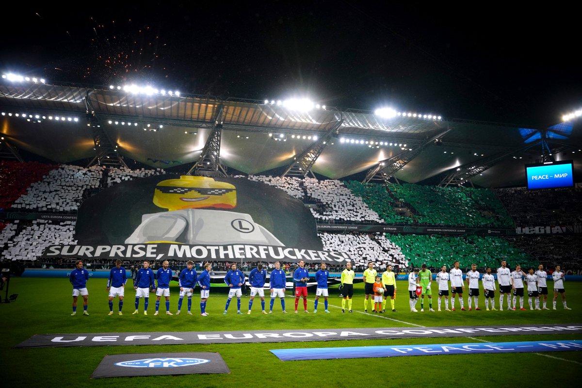 demarkesports's tweet photo. UEFA'nın cezası sonrasında Legia, koreografileriyle ünlü kale arkası tribününü kapatmak zorunda kalmıştı. 

Maç önünde kale arkası tribününe "Bu sefer sen kazandın UEFA" pankartı asan Legia taraftarları, maç başlarken bir sürpriz yaptı 👀 https://t.co/jYqe3qwOsE