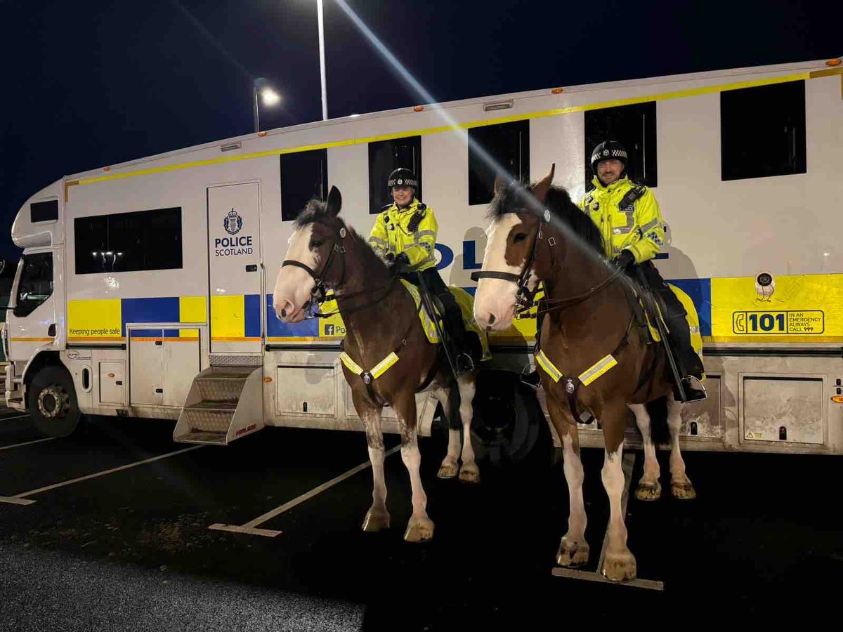 Police Horses Nairn & Harris along with their riders were patrolling the Barrhead area this evening. We have been supporting our local policing colleagues and partners over recent days in this community. @PSOSEastRen #KeepingPeopleSafe