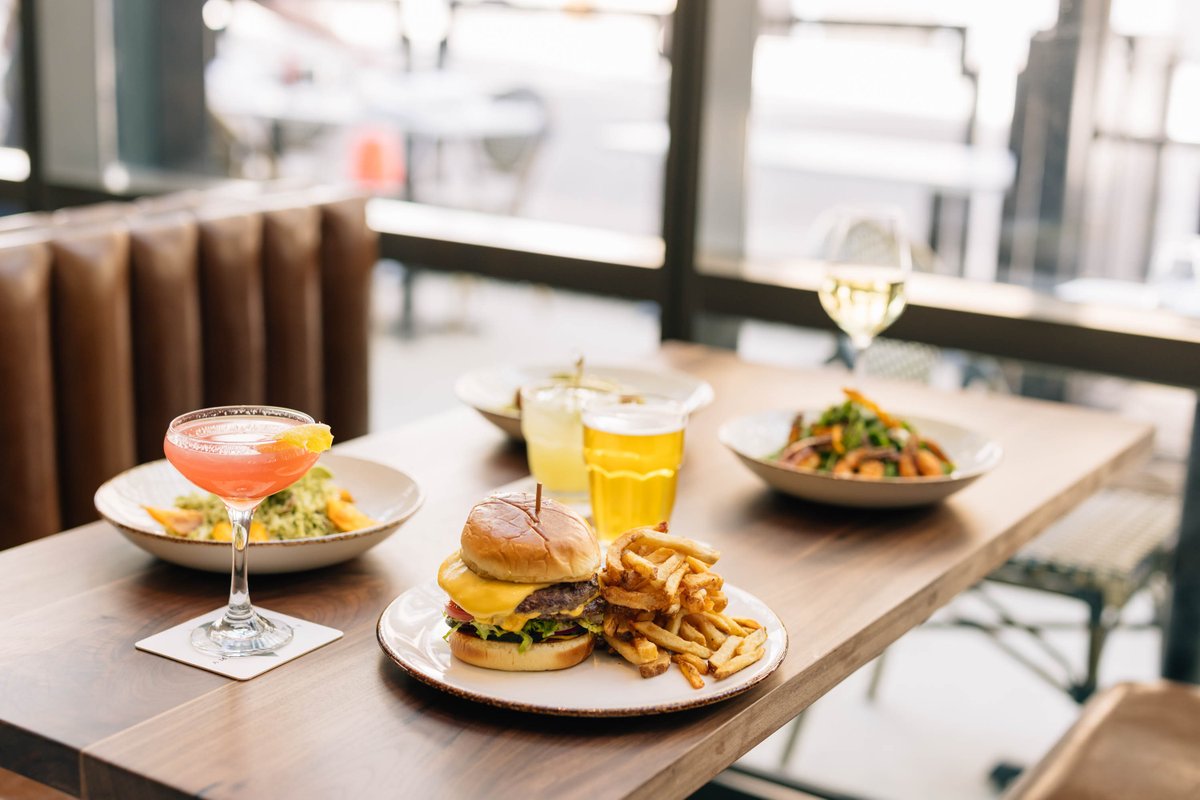 Ready, set, happy hour! 😋🍻 Grab some happy hour bites and drinks every Sun-Thurs from 4pm-6pm! 

📸 Eurostars Mag Mile

#rivernorthbistro #rivernorthchicago #chicagorestaurants #chicagofood #chicagohappyhour #rivernorth #cocktails