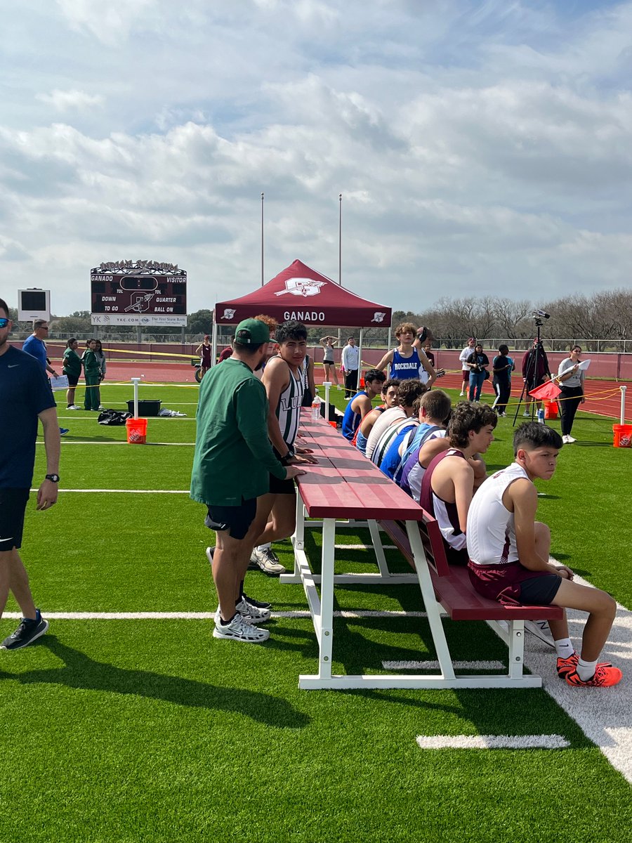 LulingTrack's tweet image. Coach Campos and Jayden Hernandez going over the race plan! #ToughestTowninTexas