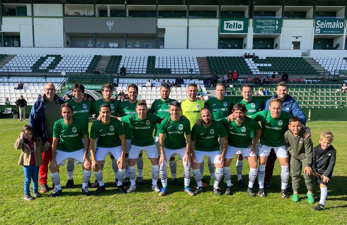 ToledoVeteranos's tweet photo. Partido benéfico de recogida de alimentos, @veteranos_cdtoledo contra selección de veteranos de la liga local de Toledo, bonita mañana y sobre todo felices por la causa que era 👏💪⚽️ https://t.co/tL0j628KdM