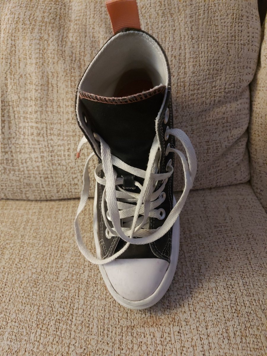 Yenny_be's tweet photo. @Converse ya no vienen como antes 1 año de zapatillas y de la nada se despega integra 😱😱 https://t.co/9mKJMVtOfL