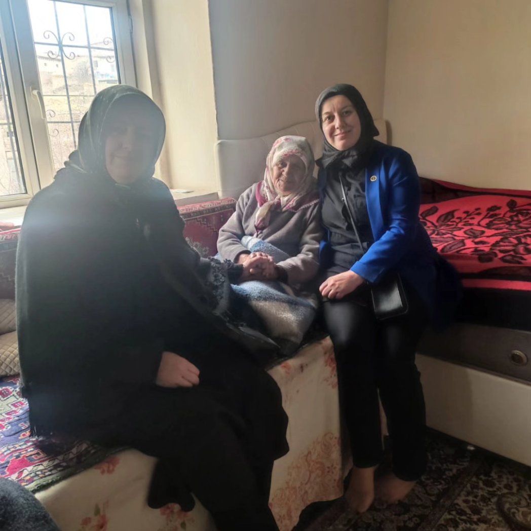 AkPartiTomarza1's tweet photo. Gönül verdik, gönüller kazanıyoruz.

Kadın kolları başkanımız Meliha Arslan belediye başkanımızın eşi Gülsen Şahin ve yönetim kurulumuz ile birlikte güzel ilçemiz Tomarza'da ayak basmadığımız yer, girmediğimiz gönül kalmayacak.
#HazırızveKararlıyız🇹🇷
#Türkiyeyüzyılı🇹🇷 https://t.co/XfPhoGIXyP