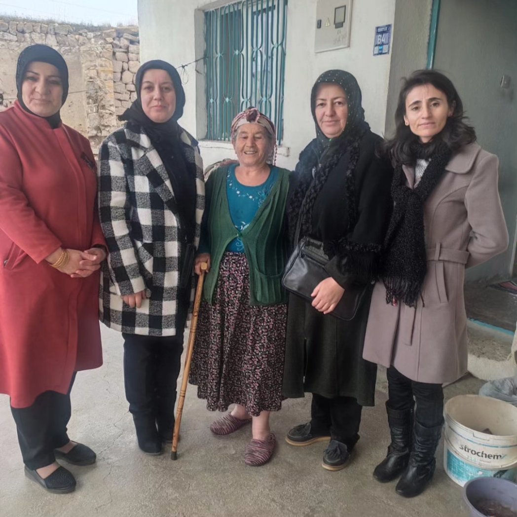 AkPartiTomarza1's tweet photo. Gönül verdik, gönüller kazanıyoruz.

Kadın kolları başkanımız Meliha Arslan belediye başkanımızın eşi Gülsen Şahin ve yönetim kurulumuz ile birlikte güzel ilçemiz Tomarza'da ayak basmadığımız yer, girmediğimiz gönül kalmayacak.
#HazırızveKararlıyız🇹🇷
#Türkiyeyüzyılı🇹🇷 https://t.co/XfPhoGIXyP