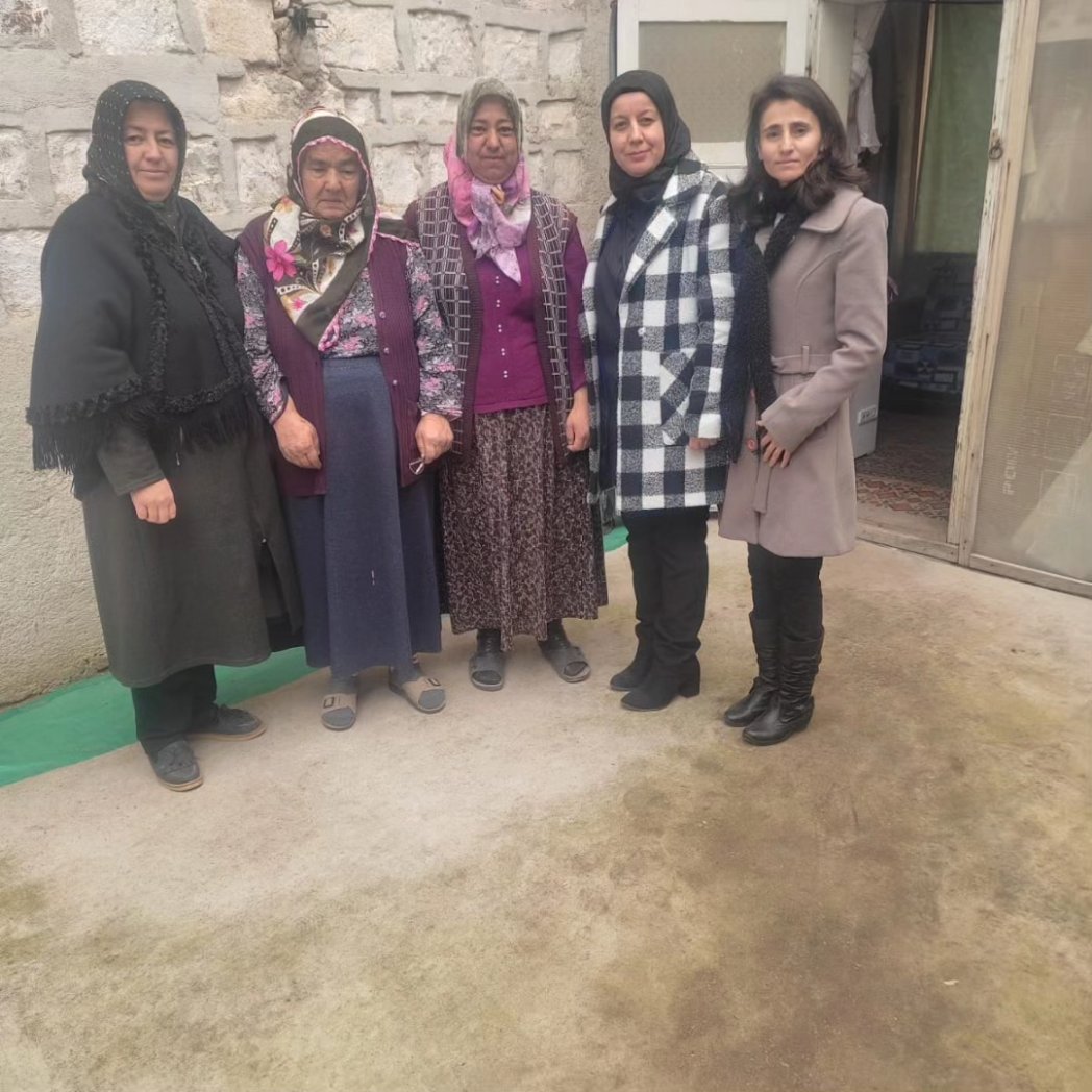 AkPartiTomarza1's tweet photo. Gönül verdik, gönüller kazanıyoruz.

Kadın kolları başkanımız Meliha Arslan belediye başkanımızın eşi Gülsen Şahin ve yönetim kurulumuz ile birlikte güzel ilçemiz Tomarza'da ayak basmadığımız yer, girmediğimiz gönül kalmayacak.
#HazırızveKararlıyız🇹🇷
#Türkiyeyüzyılı🇹🇷 https://t.co/XfPhoGIXyP
