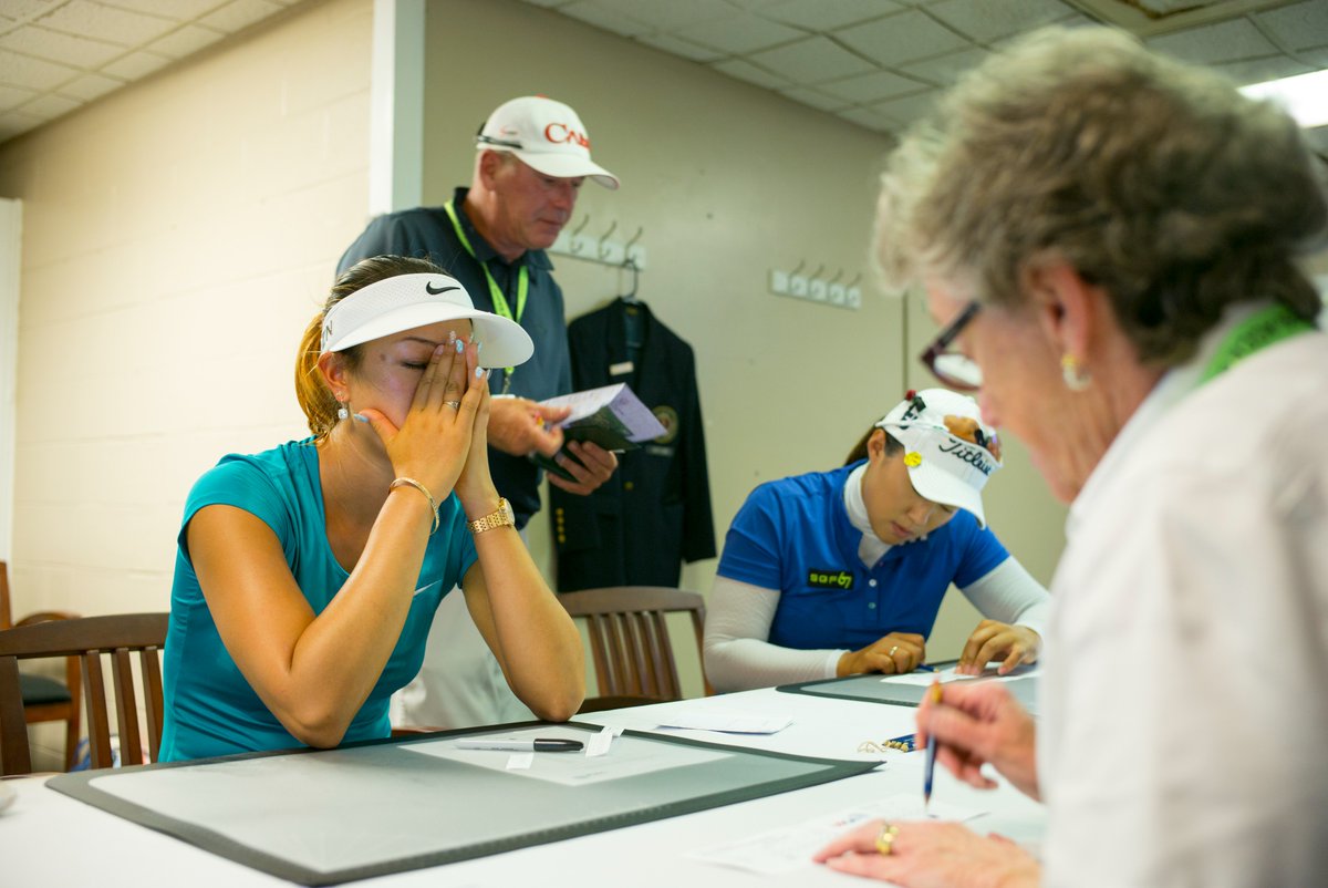 Michelle Wie West signing her winning scorecard in 2014 ✍️