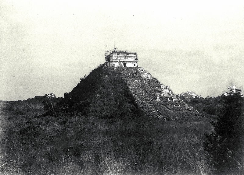elbarroquista's tweet image. Siempre es buen momento para recordar que El Castillo de Chichen Itza "se conserva tan bien" porque gran parte de lo que hoy vemos es NUEVO.

Y por eso, queridos niños, no se debería reconstruir un edificio "como era".

Porque lleva a engaño.

#FluzoAstronomía