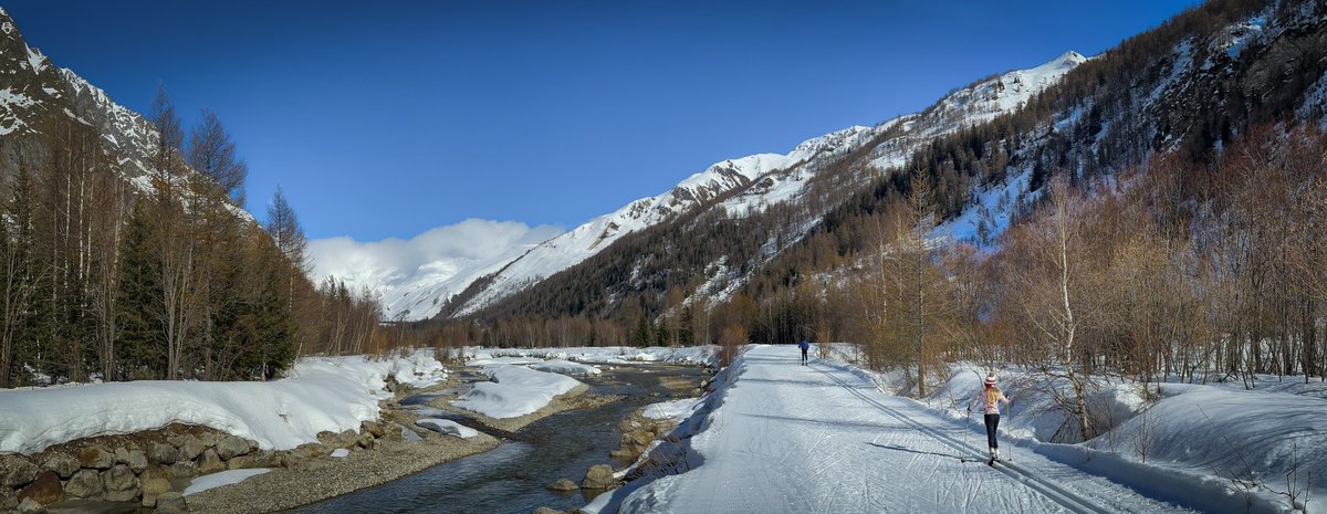 A_Purcell's tweet photo. Some pretty nice views of Mont Blanc from the other side for a change 🇮🇹
#valferret #crosscountryskiiing https://t.co/n3y3igUxqa