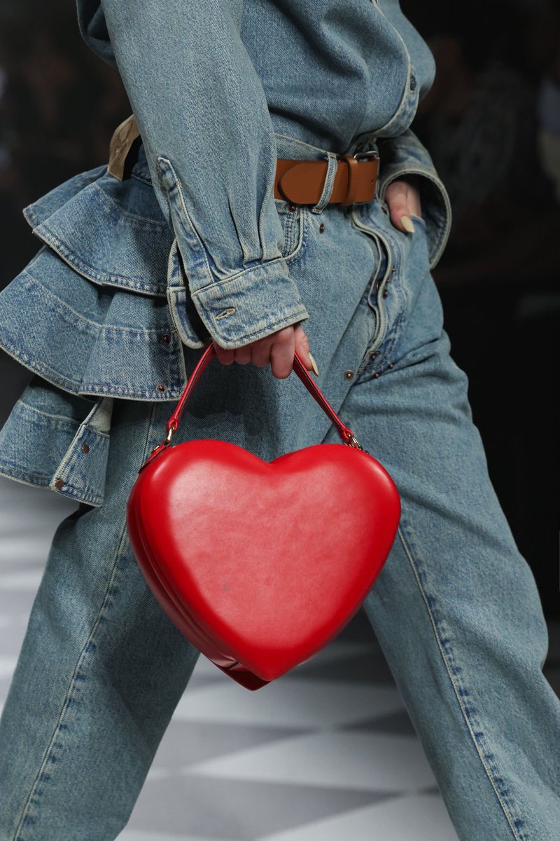 moschino reissued fran fine’s red heart shaped moschino bag for their fall 2024 rtw collection!! very excited to see which fashion girls are getting their hands on this first